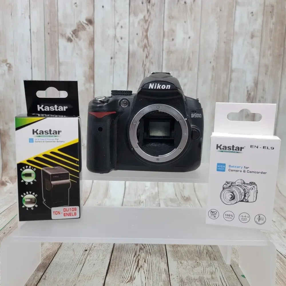 Nikon D5000 12.3 MP Digital SLR Camera Body Black W/Charger & 2 Battery's